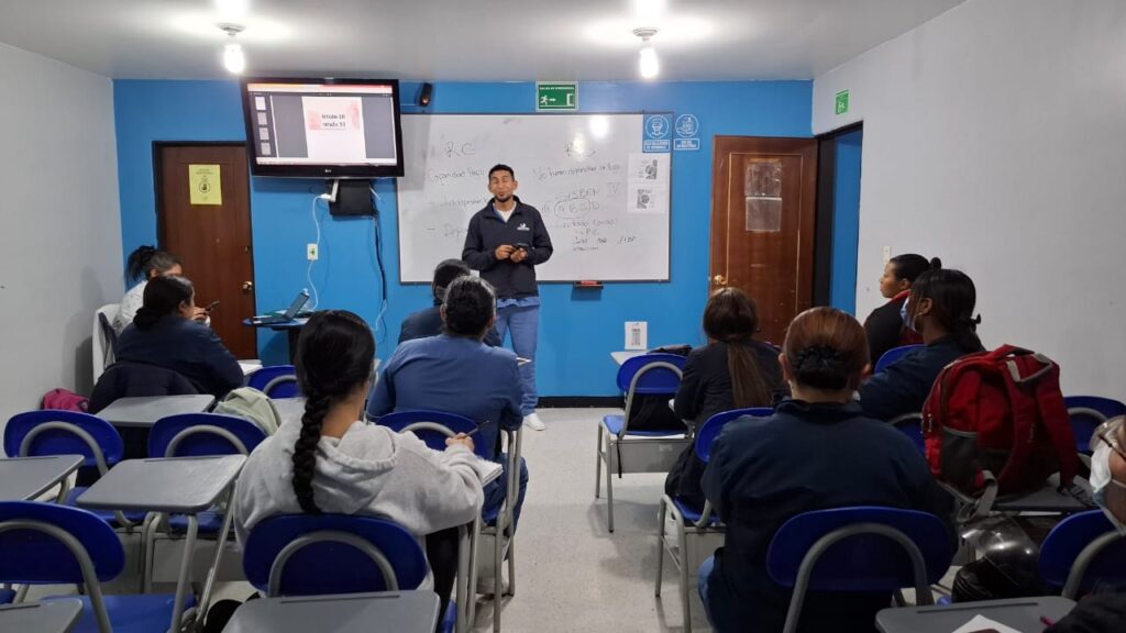Estudiantes en salónd e clases aprendiendo sobre ser técnico en saneamiento ambiental