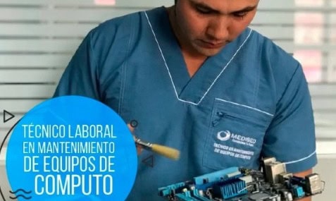 Joven estudiando el técnico en mantenimiento de computadores