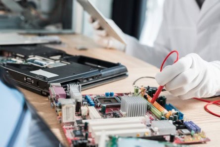 Joven arreglando las tarjetas de información de computadores