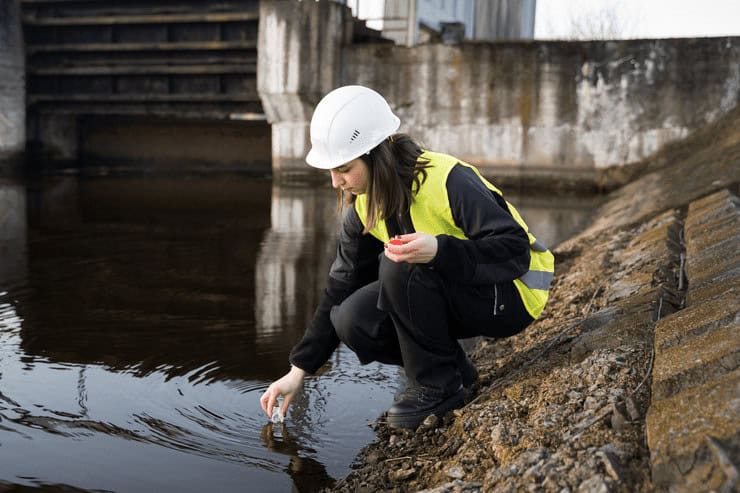 mujer realizando saneamiento ambiental