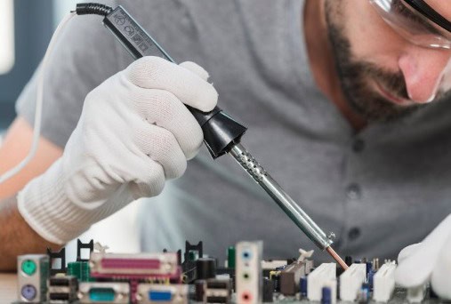 tecnico en mantenimiento de computadores soldando puntos