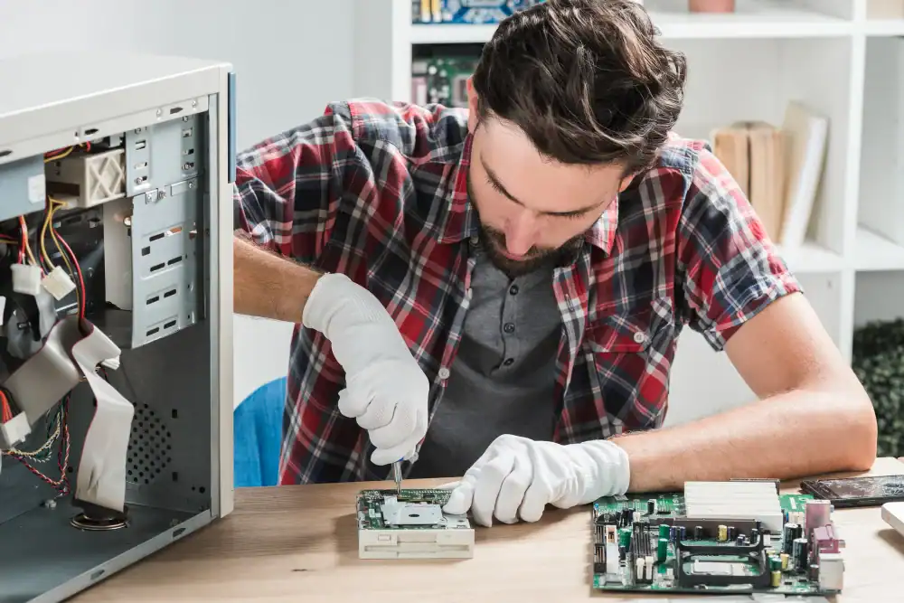 hombre en arreglo de computadores