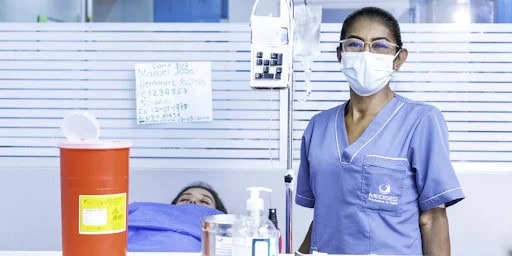 Mujer como auxiliar de enfermería