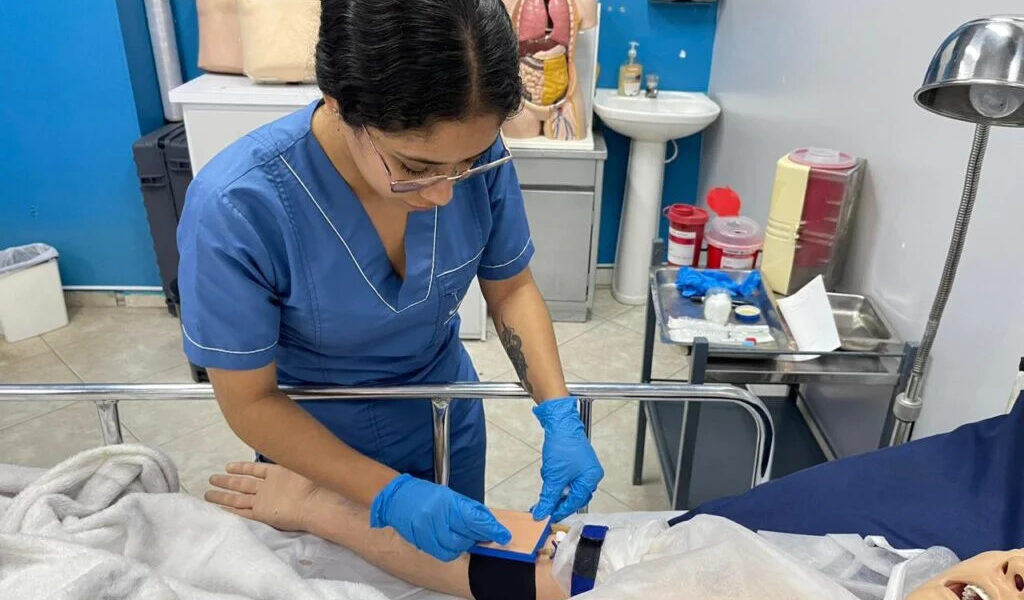 Mujer como auxiliar de enfermería