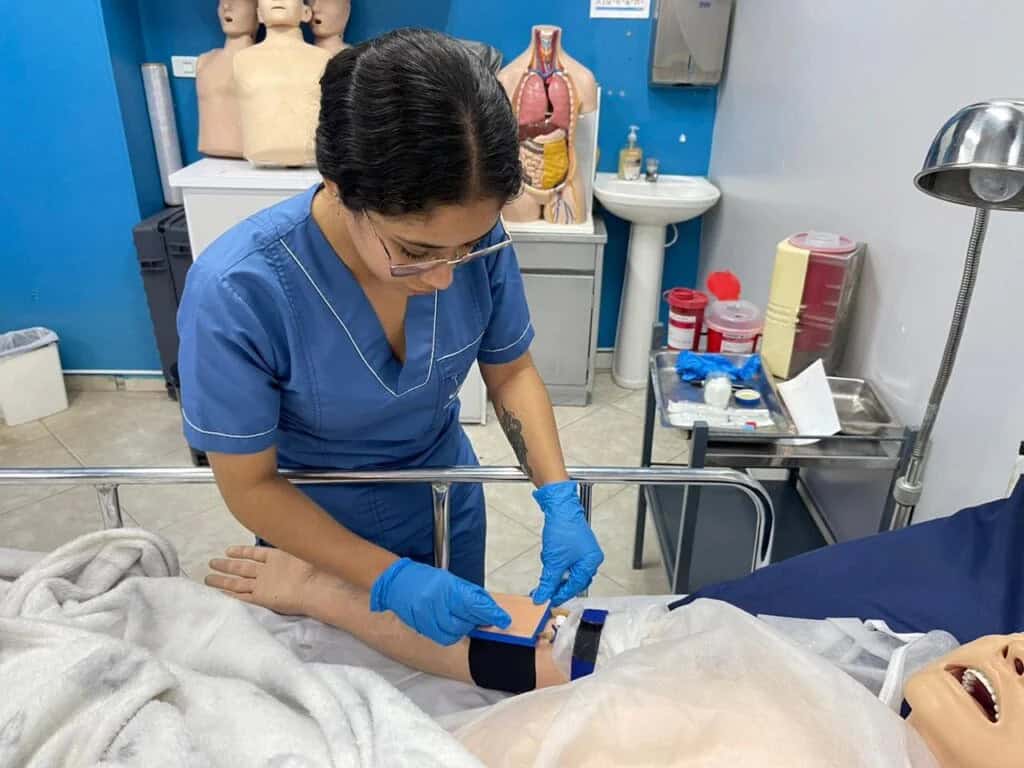 Mujer como auxiliar de enfermería