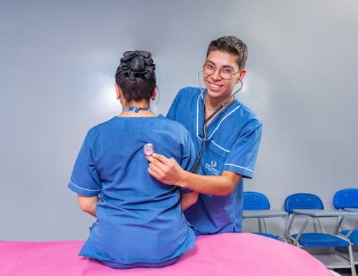estudiantes en escuela de auxiliar en enfermería