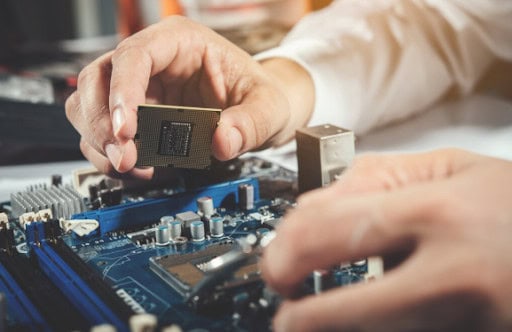 Chico aprendiendo mantenimiento de computadores