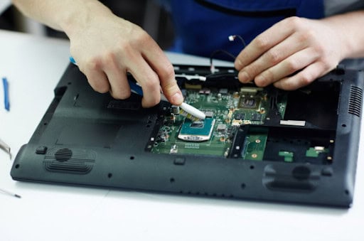 Joven estudiando mantenimiento de computadores