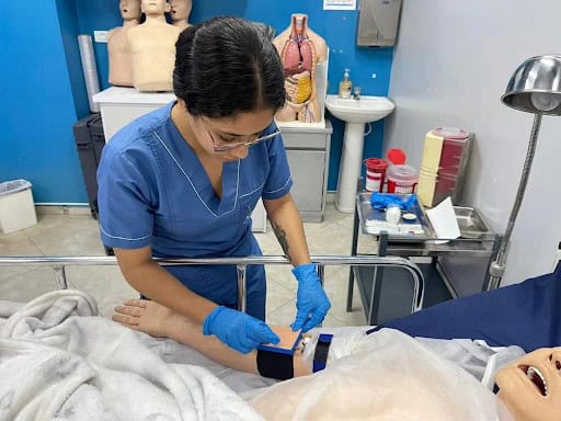 mujer auxiliar en salud públicaa