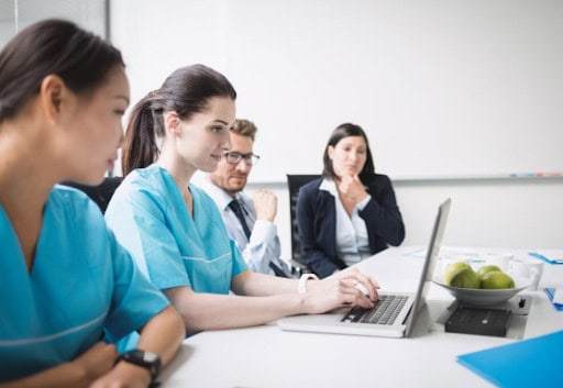 Jóvenes en educación continua en salud
